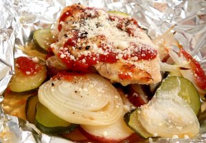 Recept online: Kuře po italsku: Kousky kuřecího masa s tymiánem a šalvějí, zapečené se slaninou, zeleninou a červeným vínem