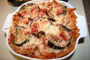 Recept online: Penne s lilkem a česnekovou omáčkou: Penne s pečenými plátky lilku a s česnekovou omáčkou s mascarpone
