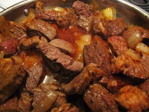 Recept online: Pivní guláš: Hovězí maso dušené s kořením,bylinkami a tmavým pivem
