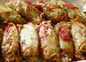 Recept online: Šunkové závitky s kysaným zelím: Zapékané šunkové závitky s kysaným zelím, sýrem a černým pivem