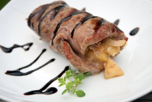 Recept online: Telecí závitky na řecký způsob: Telecí plátky plněné fetou, bylinkami a olivami, osmažené a podušené s rajčaty na bílém víně